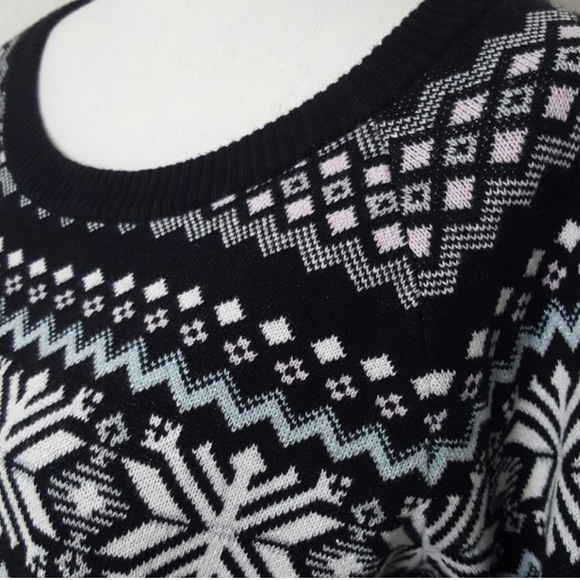 Tommy Hilfiger beautiful winter sweater with snowflakes- large - Picture 3 of 7